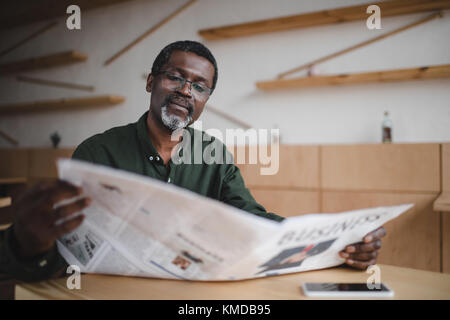 Businessman reading newspaper Banque D'Images