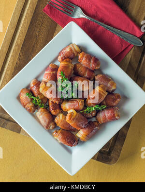 Les porcs dans des couvertures.Saucisses et bacon rouleaux. UK Food Banque D'Images