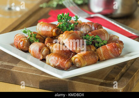 Les porcs dans des couvertures.Saucisses et bacon rouleaux. UK Food Banque D'Images