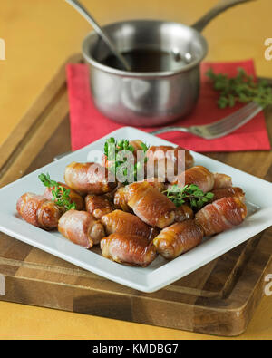 Les porcs dans des couvertures.Saucisses et bacon rouleaux. UK Food Banque D'Images