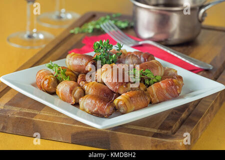 Les porcs dans des couvertures.Saucisses et bacon rouleaux. UK Food Banque D'Images