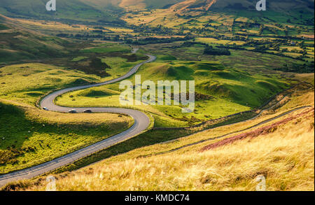 Scenic Route serpentine au coucher du soleil chaud de l'été. à la lumière des avis de pentes herbeuses de mam tor Banque D'Images