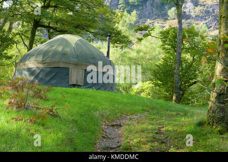 Une yourte écologique sur de faibles dépressions camp site in borrowdale, Cumbria, Royaume-Uni. Banque D'Images