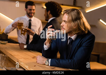 Hommes d'alcool whisky dans bar Banque D'Images