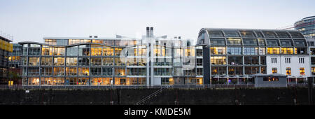 Immeuble de bureaux au port des médias de la rivière Rine, Düsseldorf, Rhénanie-du-Nord-Westphalie, Allemagne, Europe Banque D'Images