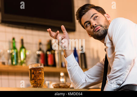 Businessman with beer en bar Banque D'Images