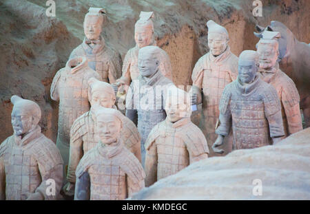 Célèbre armée de terre cuite, à Xi'an, Chine. le mausolée de Qin Shi Huang, le premier empereur de Chine contient des sculptures en terre cuite collection de dépeindre Banque D'Images