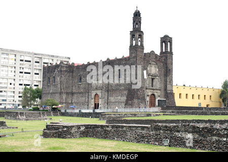 La ville de Mexico, Mexique - 2017 : vestiges de temples aztèques et l'église catholique de Santiago de Tlatelolco à la Plaza de las Tres Culturas. Banque D'Images