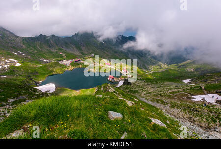 Lac de montagne balea vue à travers les nuages. étonnant paysage estival de l'un des monuments les plus visités en montagnes fagarasan Banque D'Images