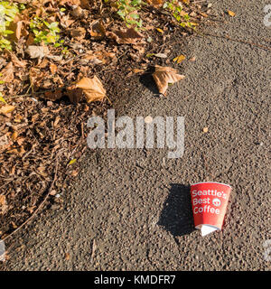 Un document seattles best Coffee cup jeté sur un trottoir, Royaume-Uni Banque D'Images
