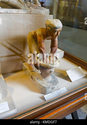 Un modèle de serviteur funéraire brasseur à l'intérieur de l'homme Musée égyptien, Le Caire, Egypte, Afrique du Nord Banque D'Images