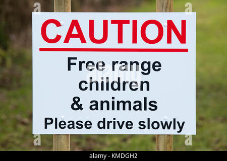 Attention free range les enfants et les animaux, Veuillez conduire lentement ouvrir la campagne de l'Oxfordshire. L'Angleterre Banque D'Images