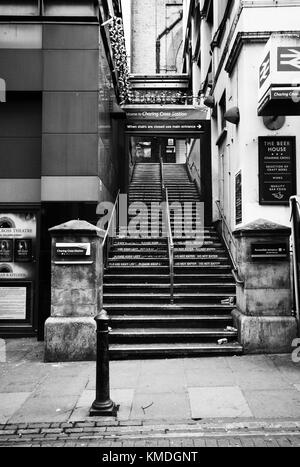 La gare de Charing Cross London : froid dimanche de novembre, la station est déserte , les gens sont tous dans la rue Oxford pour l'allumage de lumières de Noël Banque D'Images