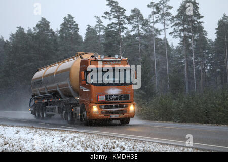 SALO, FINLANDE - décembre 1, 2017 : Volvo FH-citerne semi de RL-TRANS transporte des marchandises le long de la route dans la neige de l'hiver dans le sud de la Finlande Banque D'Images