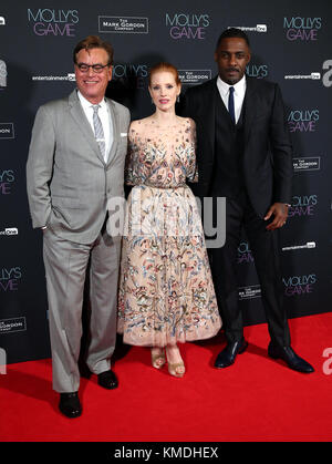 Réalisateur Aaron Sorkin, Idris Elba et Jessica Chastain participant à la UK Premiere de Molly's Game, en vue West End, Leicester Square, Londres. Banque D'Images