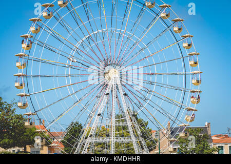 SABLES D'OLONNE, FRANCE - 24 juillet, 2016 : grande roue en métal installés dans le port au cours de l'été pour divertir les touristes Banque D'Images