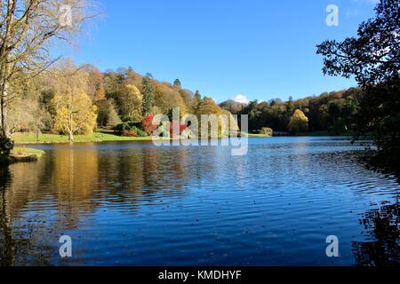 Dans le wiltshire stourhead lake Banque D'Images