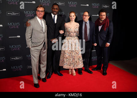 Réalisateur Aaron Sorkin, Idris Elba, Jessica Chastain et Mark Gordon participant à la UK Premiere de Molly's Game, en vue West End, Leicester Square, Londres. Banque D'Images