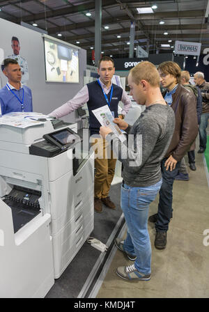 Kiev, Ukraine - 07 octobre 2017 : les visiteurs à l'Epson, société d'électronique japonaise, l'un des plus grands fabricants d'imprimantes stand à c Banque D'Images