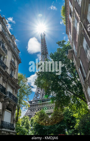 La tour eiffel dans l'heure d'été. Vue de dessous de la rue la plus proche. 26/04/2017 paris.france. Banque D'Images