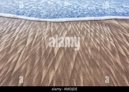 Image Gros plan abrégé de patrons de sable laissée par un vague en retrait sur la plage de pacific city sur la côte de l'oregon Banque D'Images