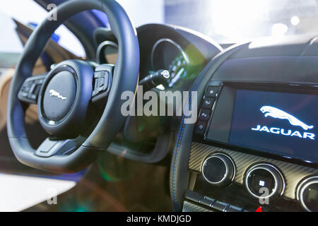 KIEV, UKRAINE - 27 OCTOBRE 2017 : volant et tableau de bord modernes de la Jaguar F-TYPE à l'exposition d'art Jaguar L'art de la performance dans les usines Banque D'Images