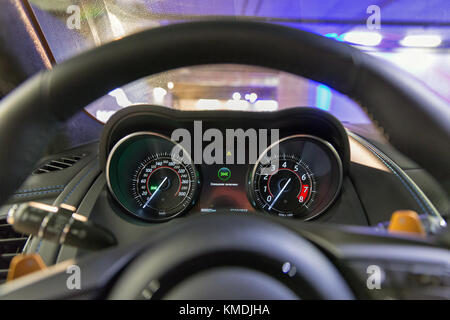 KIEV, UKRAINE - 27 OCTOBRE 2017 : volant et tableau de bord modernes de la Jaguar F-TYPE à l'exposition d'art Jaguar L'art de la performance dans les usines Banque D'Images