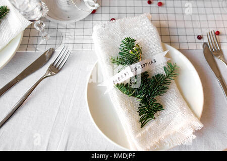 Table de Noël : fourchette et couteau, serviette et la direction générale de l'arbre de Noël sur une table en bois . Nouvelle année, le décor de la table de fête. Noël arrière-plan. Banque D'Images