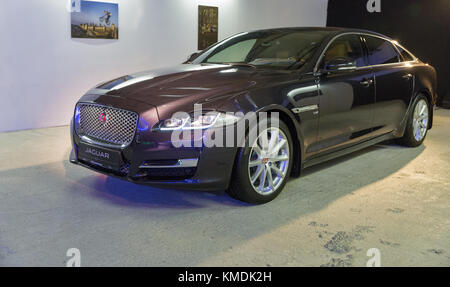 Kiev, Ukraine - le 27 octobre 2017 : Jaguar XJ moderne noir voiture sur la Jaguar d'exposition d'art l'art de la performance en centre d'affaires de Toronto. Banque D'Images