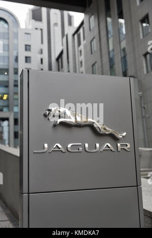 Kiev, Ukraine - le 27 octobre 2017 : une plaque avec le logo jaguar gros plan sur l'exposition d'art jaguar l'art de la performance en centre d'affaires toront Banque D'Images