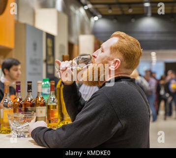 Kiev, Ukraine - 25 novembre 2017 : l'homme inconnu glenmorangie dégustation single malt scotch whisky highland distillerie stand lors de la 3ème whisky d'Ukraine Banque D'Images