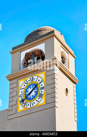 Tour de l'horloge de l'église de Santo Stefano sur l'île de Capri, italie Banque D'Images