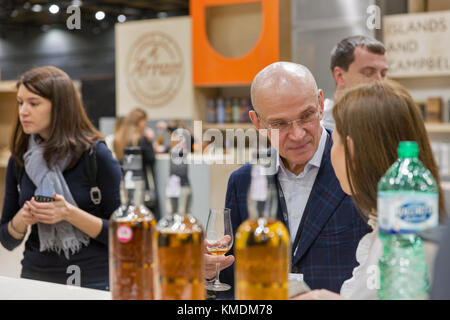 Kiev, Ukraine - 25 novembre 2017 : les personnes non reconnu de single malt scotch whisky dégustation au 3ème festival ukrainien de parkovy dram whisky exposition c Banque D'Images