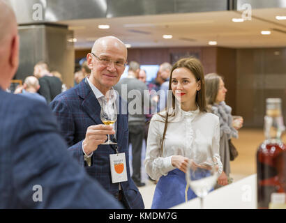 Kiev, Ukraine - 25 novembre 2017 : les personnes non reconnu de single malt scotch whisky dégustation au 3ème festival ukrainien de parkovy dram whisky exposition c Banque D'Images