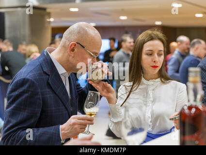 Kiev, Ukraine - 25 novembre 2017 : les personnes non reconnu de single malt scotch whisky dégustation au 3ème festival ukrainien de parkovy dram whisky exposition c Banque D'Images