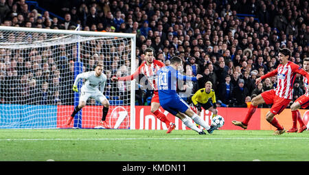 Londres, Royaume-Uni. 05Th dec 2017. Chelsea's player eden hazard dans une action pendant leur match de foot ligue des champions groupe c match entre Chelsea et l'Atletico Madrid . le jeu terminé 1-1 ligue des champions groupe c match de foot entre Chelsea FC et de l'Atlético Madrid à Stamford Bridge à Londres. chelsea - Atletico Madrid 1-1 dans le temps plein . Crédit : Ioannis alexopoulos/pacific press/Alamy live news Banque D'Images