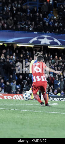 Londres, Royaume-Uni. 08Th dec 2017. L'Atletico Madrid player koke envoyer la balle à son coéquipier au cours de leur ligue des champions groupe c match de foot entre FC Chelsea et l'Atletico Madrid . Le match de foot s'est terminé 1-1 ligue des champions groupe c match de foot entre Chelsea FC et de l'Atlético Madrid à Stamford Bridge à Londres. chelsea - Atletico Madrid 1-1 dans le temps plein . Crédit : Ioannis alexopoulos/pacific press/Alamy live news Banque D'Images