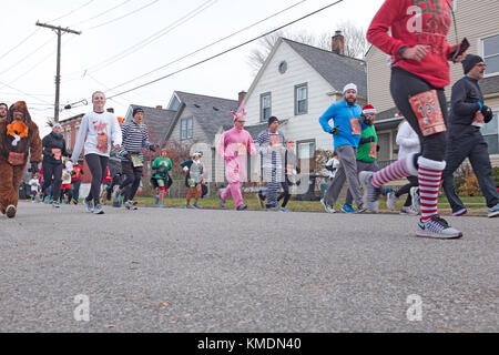 L 'année 2017 une histoire de Noël' 5k/10k fun run fait son chemin à travers les rues près du centre-ville de Cleveland, Ohio, USA. Banque D'Images