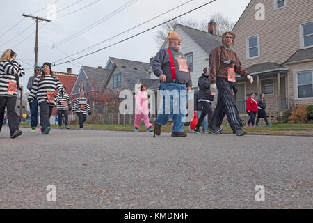 L 'année 2017 une histoire de Noël' 5k/10k fun run fait son chemin à travers les rues près du centre-ville de Cleveland, Ohio, USA. Banque D'Images