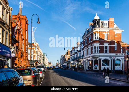 Muswell Hill Broadway, Londres, Royaume-Uni, par un beau soir de Décembre Banque D'Images