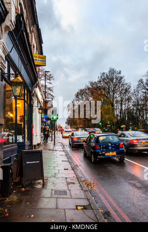 Le trafic se déplaçant lentement sur Archway Road à Highgate, Londres, Royaume-Uni, sur un dimanche soir pluvieux en Décembre Banque D'Images