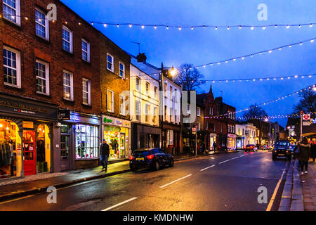 Orange et bleu nuit scène urbaine à Highgate Village sur un dimanche de décembre, Londres, UK Banque D'Images