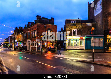 Orange et bleu nuit scène urbaine à Highgate Village sur un dimanche de décembre, Londres, UK Banque D'Images