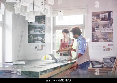 Professionnels de la conception utilisant une tablette numérique, brainstorming au bureau Banque D'Images