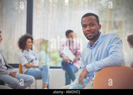 Portrait homme confiant dans la séance de thérapie de groupe Banque D'Images