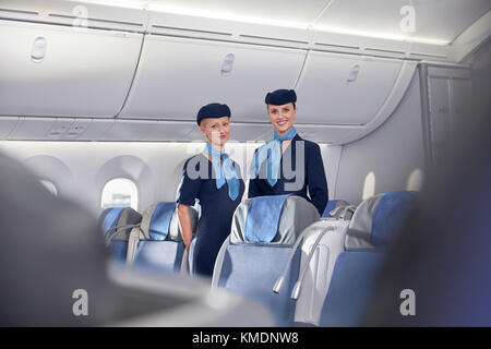 Portrait souriant, femme assurée de bord à bord de l'avion Banque D'Images