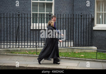 Le député de Greg Clark et le député de Penny Mordaunt quittent le 10 Downing Street après la réunion hebdomadaire du Cabinet le 5 décembre 2017. Crédit: Malcolm Park Banque D'Images