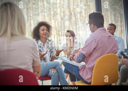 Femme parlant en séance de thérapie de groupe Banque D'Images
