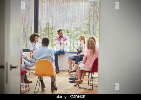 Femme parlant en séance de thérapie de groupe Banque D'Images