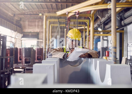 Steelworker avec presse-papiers dans une aciérie Banque D'Images